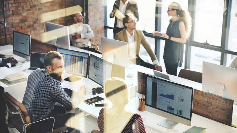 Concept corporativ de marketing pentru echipa de afaceri cu angajați în domeniul financial femei și bărbați care urmăresc grafice de acțiuni