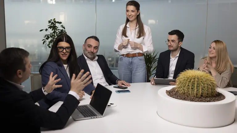 OMV Petrom employees of different genders and ages discuss topics around a meeting table