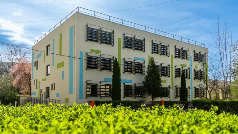 Liceul Elie Radu după ce a fost modernizat la standarde n-Zeb de eficiență energetică prin programul România Eficientă, sprijinit de OMV Petrom. Clădirea eficientă e văzută din exterior.