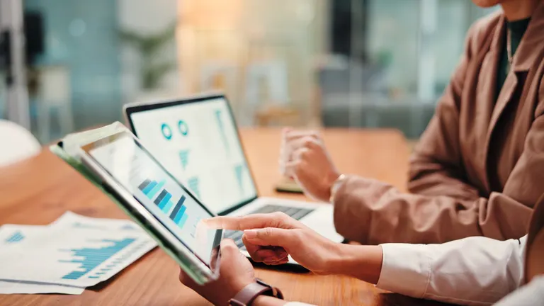 Mâini, oameni și grafice pe ecran de tabletă pentru rezultatele financiare, creșterea profitului și revizuirea bugetului. Sistem digital cu raport financiar, situația veniturilor și comparare dividend