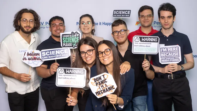 grup de tineri studenți parte din programele pentru tineri talentați ale OMV Petrom