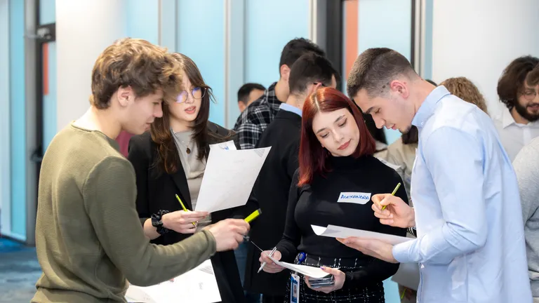 Grup de studenți tineri, parte din programele OMV Petrom pentru tineri talentați