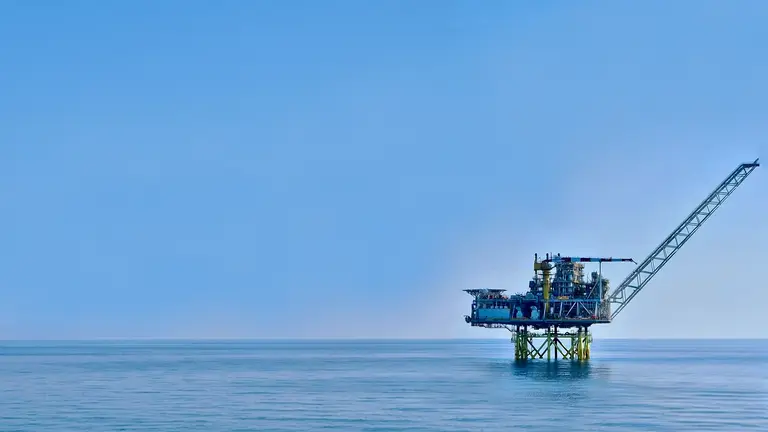 Platforma offshore Neptun Alpha din cadrul proiectului Neptun Deep, instalată în largul Mării, văzută din lateral.